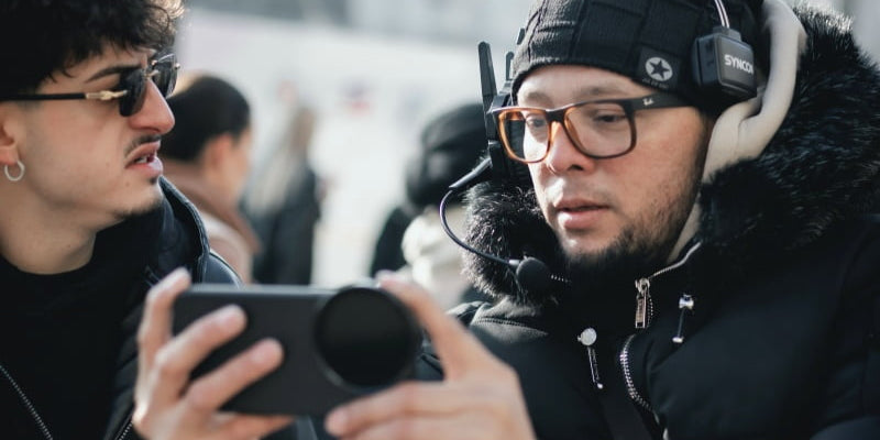 Noise cancelling walkie talkie headset: how it works and how to choose