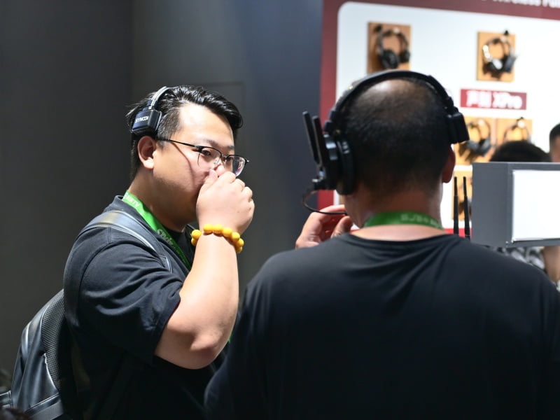 How do referees communicate in football?