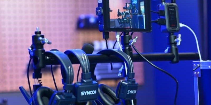 How to choose theatre headsets for communication?