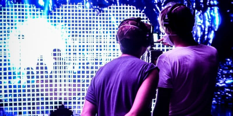 Wireless headsets for stage crew: What you need to know?