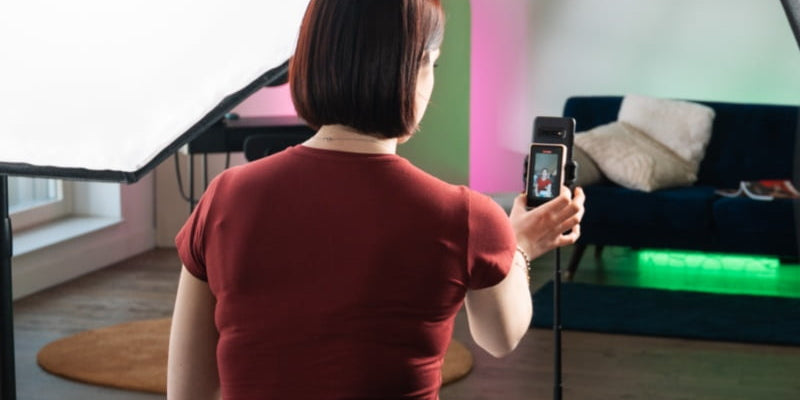 Selfie monitor screen for TikTok live stream: Clear back-camera view