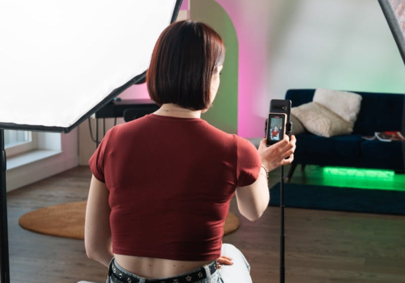 Selfie monitor screen for TikTok live stream: Clear back-camera view