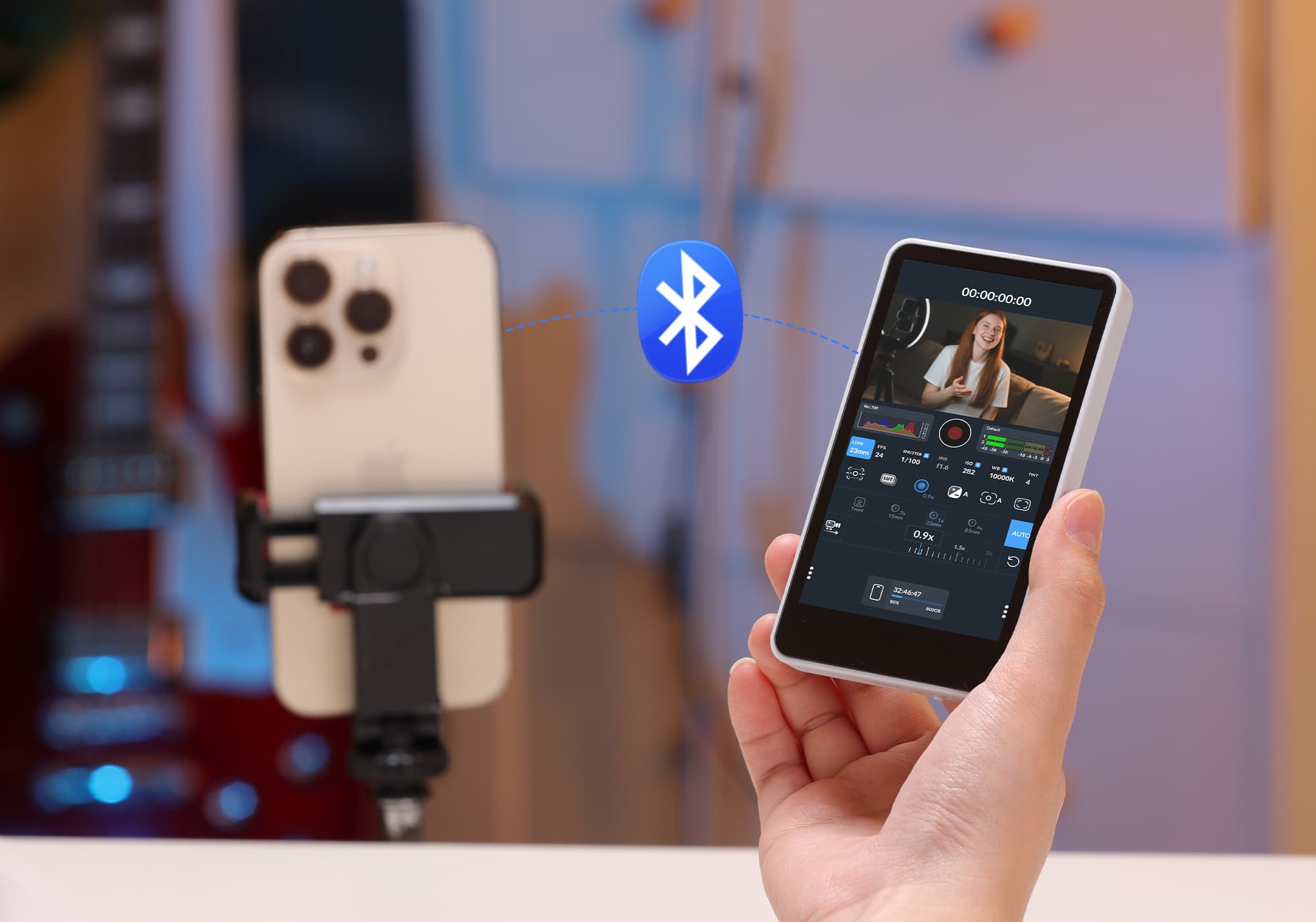 The SYNCO mobile touchscreen monitor features a Bluetooth shutter to take selfies from a distance.
