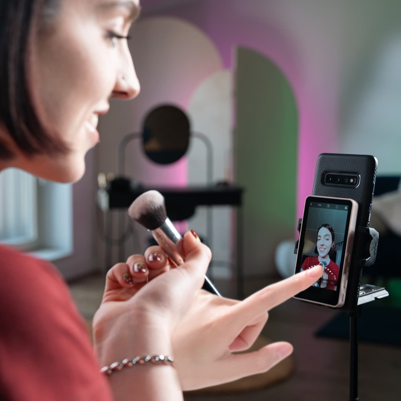 A beauty livestreamer uses the Android touch screen monitor to zoom in and show details.