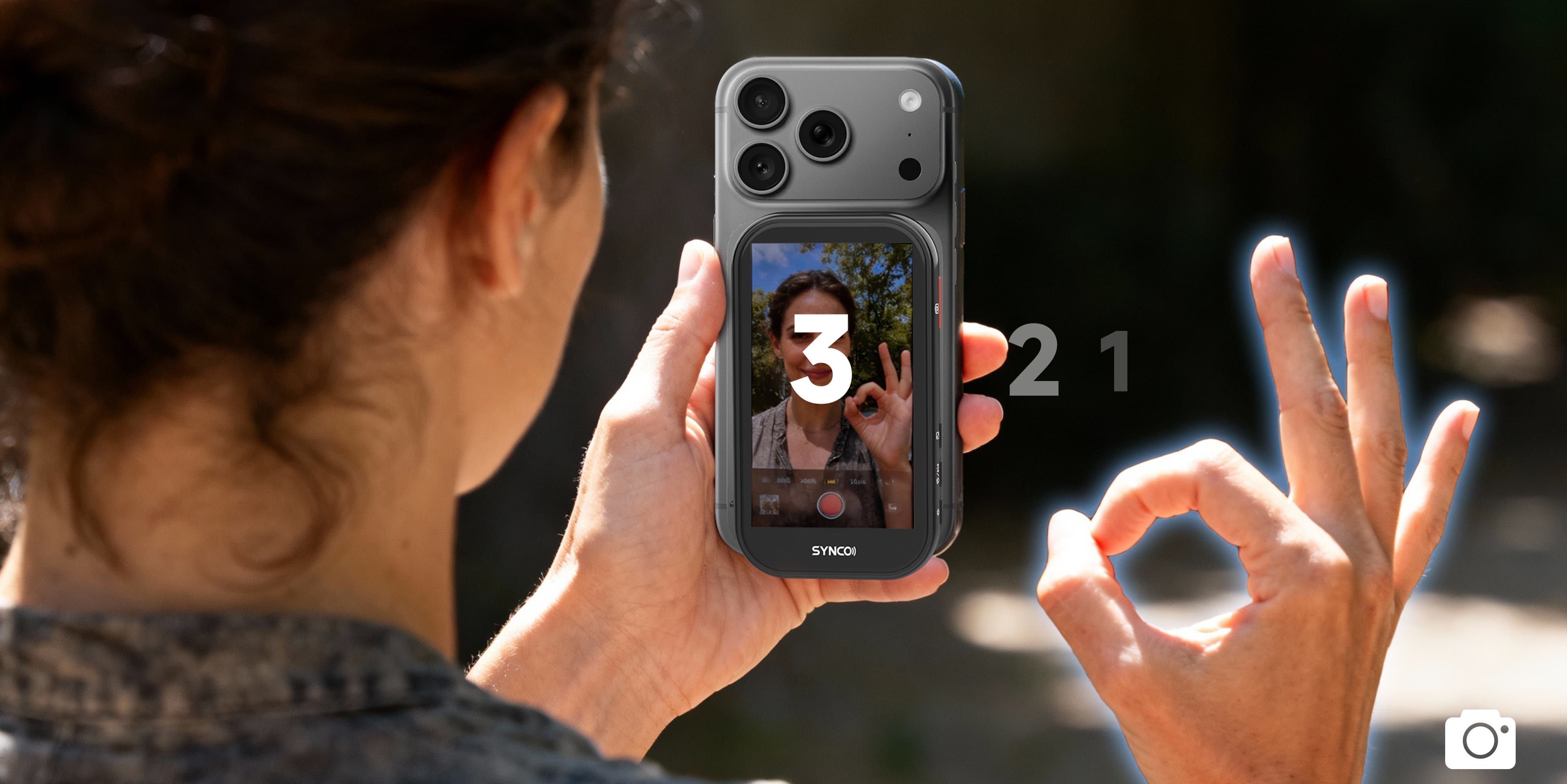 The M4 AI smart phone monitor automatically recognizes the OK gesture and sets a 3-second timer for selfies.